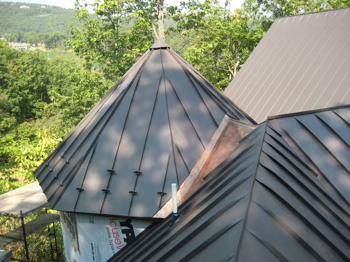 Professional Roof Tarp Installation by Craftsman Roofing in Centre-South